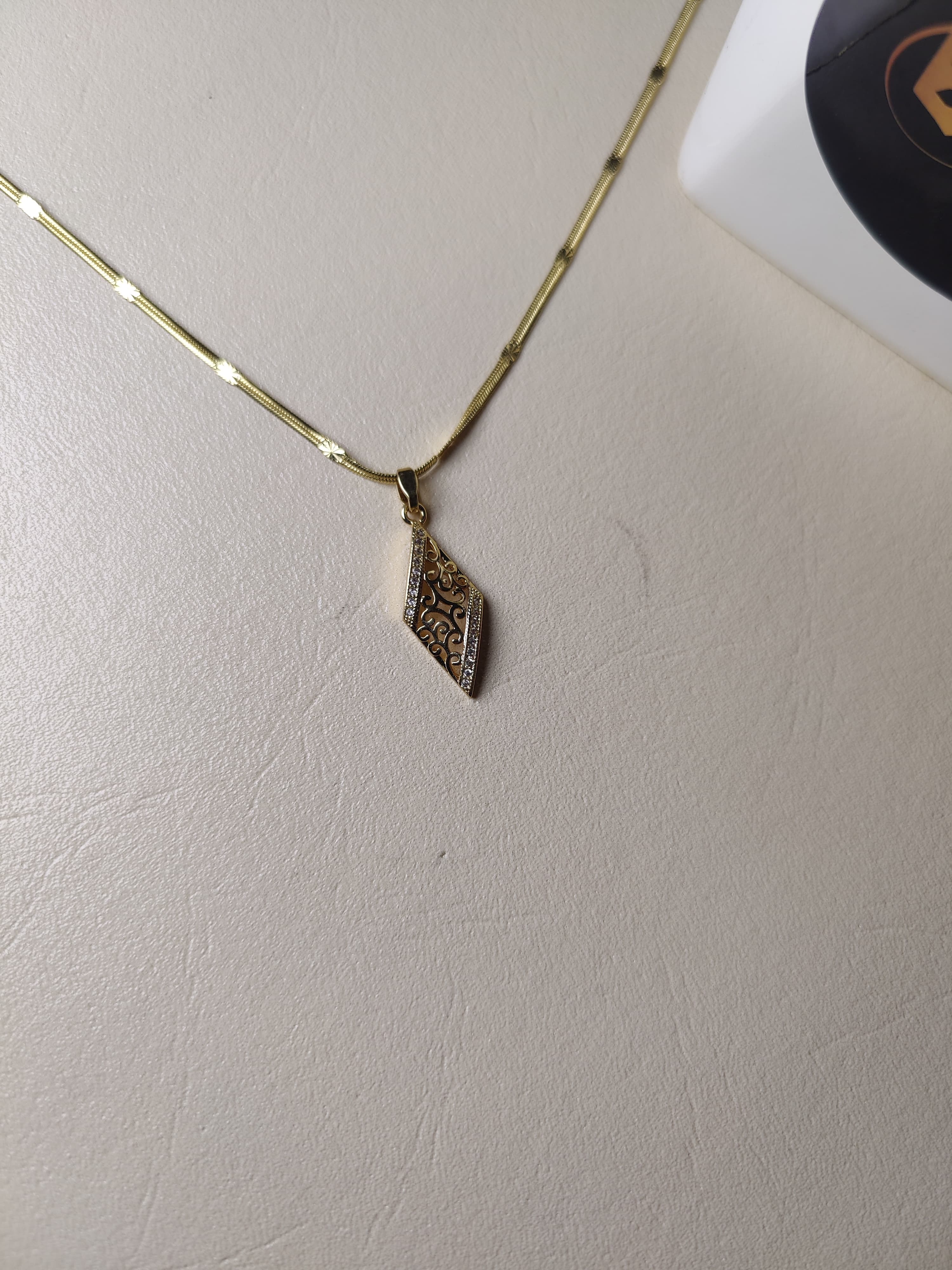 Leaflet gold pendent